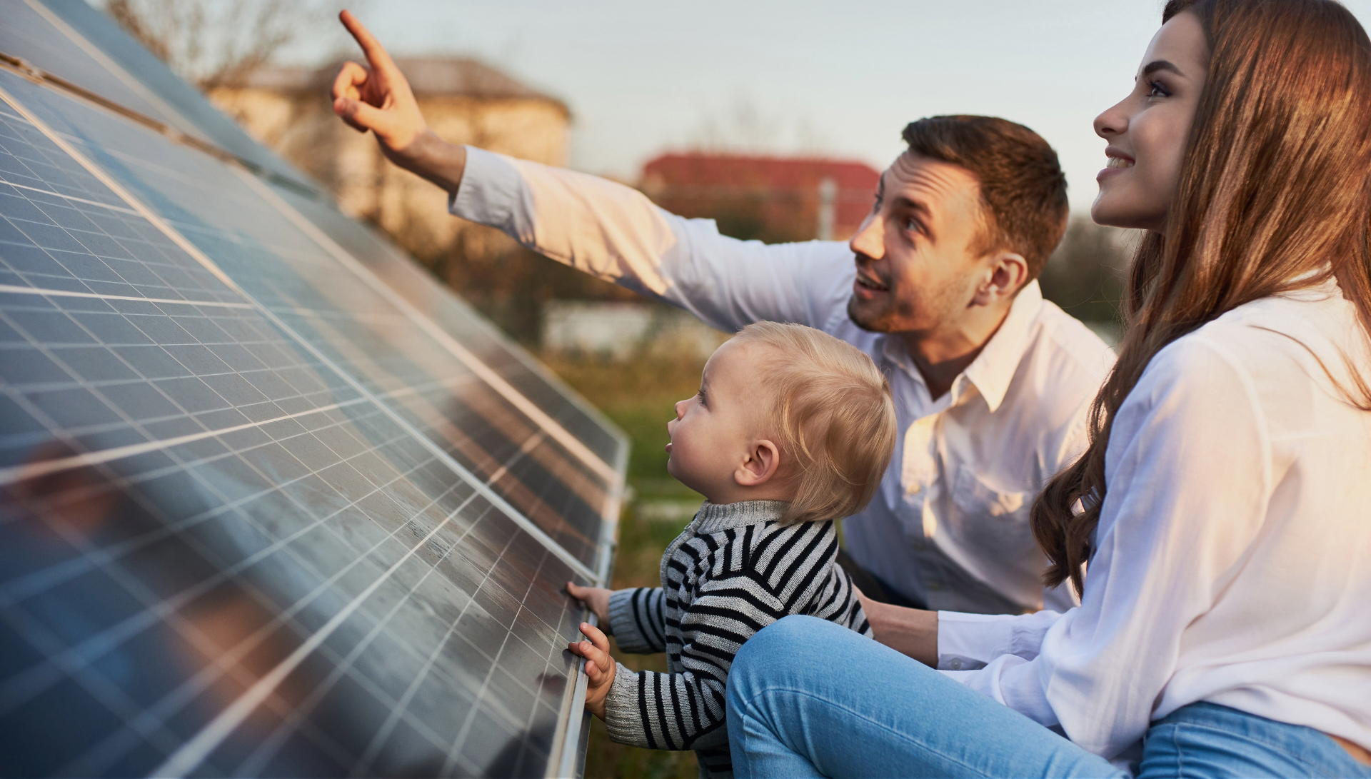 Familie vor Photovoltaikanlage zur optimalen Nutzung Ihres selbst erzeugten Photovoltaikstromes
