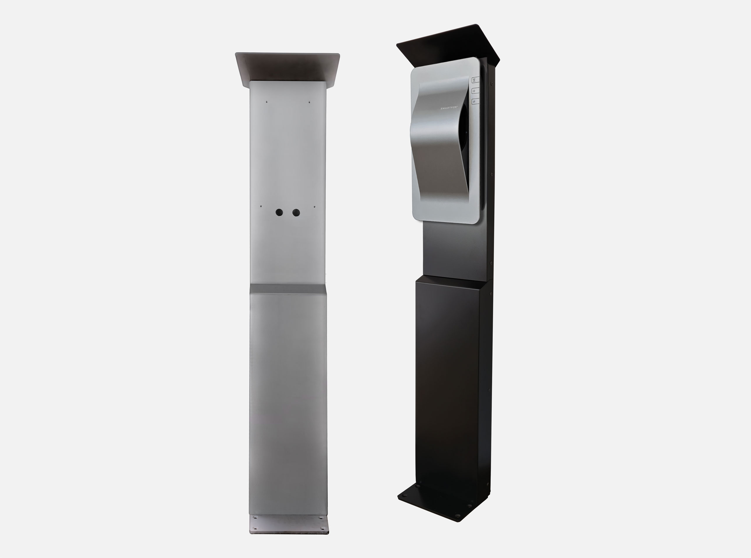 Zwei Varianten der Standsäule für die Wallbox SMARTFOX Pro Charger 2 – aus Edelstahl und in Schwarz, freistehend für den Außenbereich